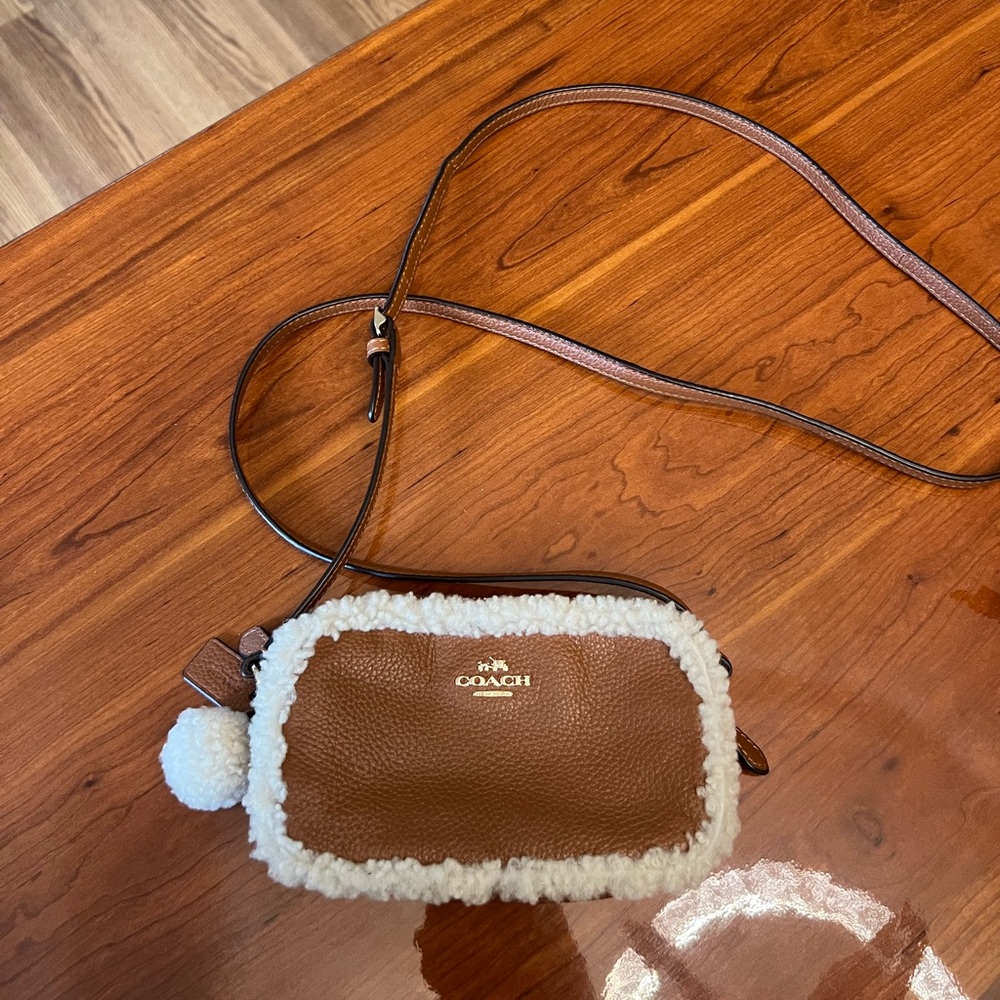 Coach Pebble Shearling Crossbody Mini Bag GOLD/SADDLE/